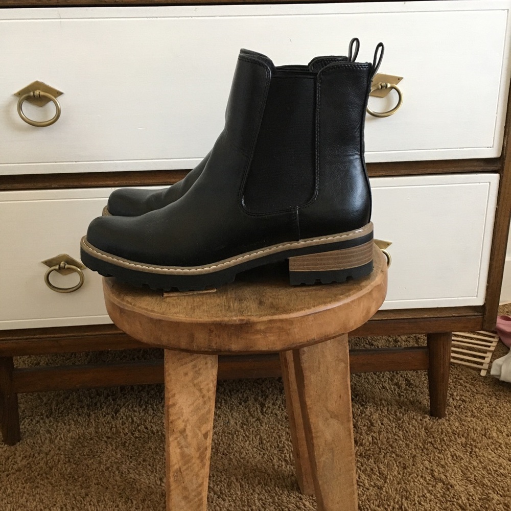 Universal Thread Black Chelsea boots